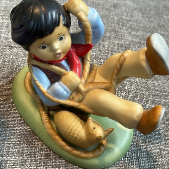 GORHAM PORCELAIN THE U.N. CHILDREN FIGURINE "MARIA FROM BOLIVIA"- MADE I… - Picture 2 of 10